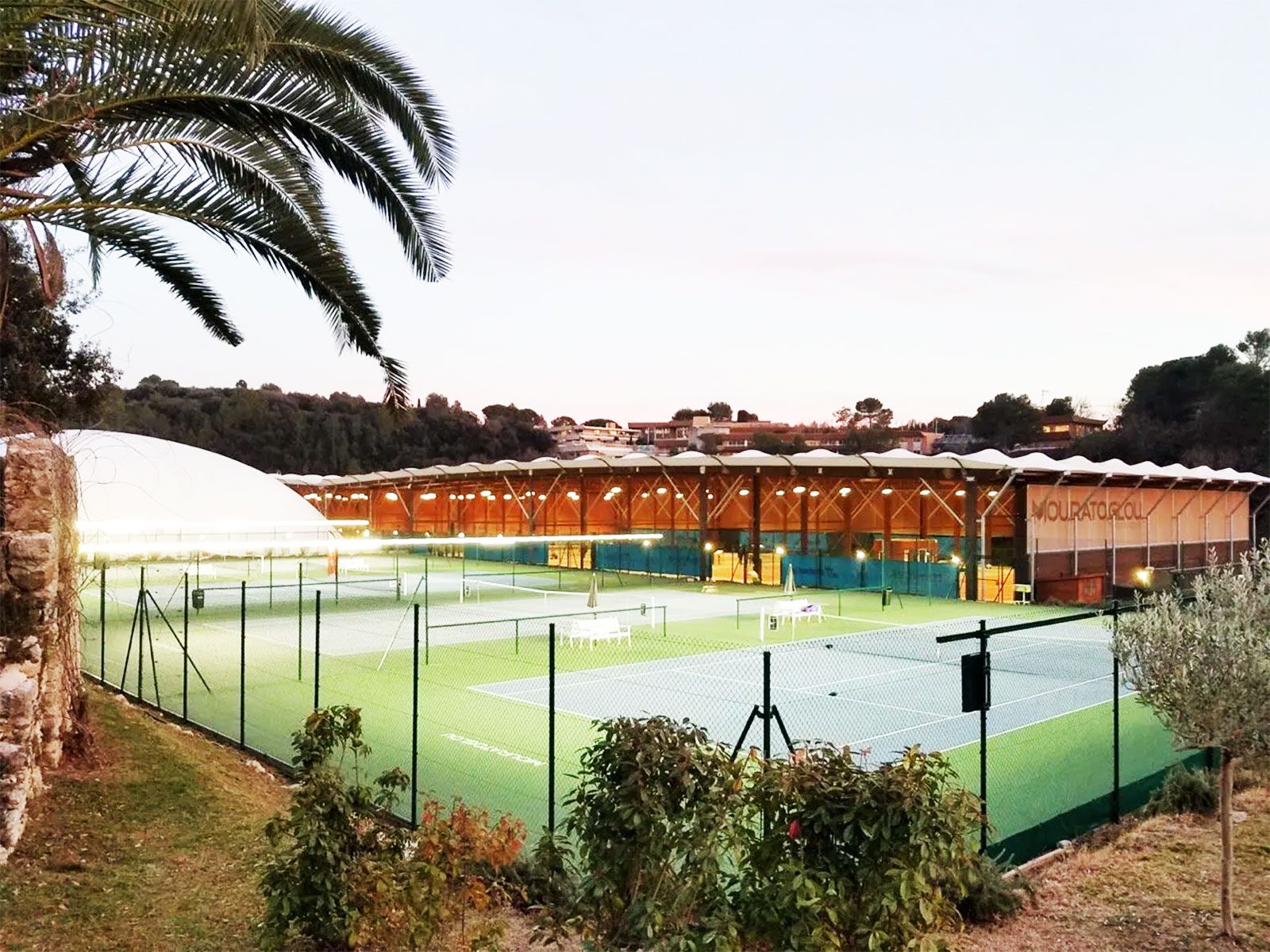 Tennis court With tweener lighting